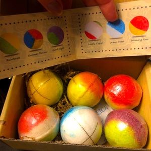 Gift set of bath bombs